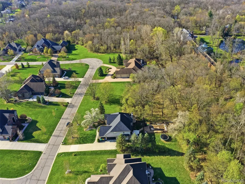 4710 Woodland Hills Drive Oakland Charter Township MI 48306
