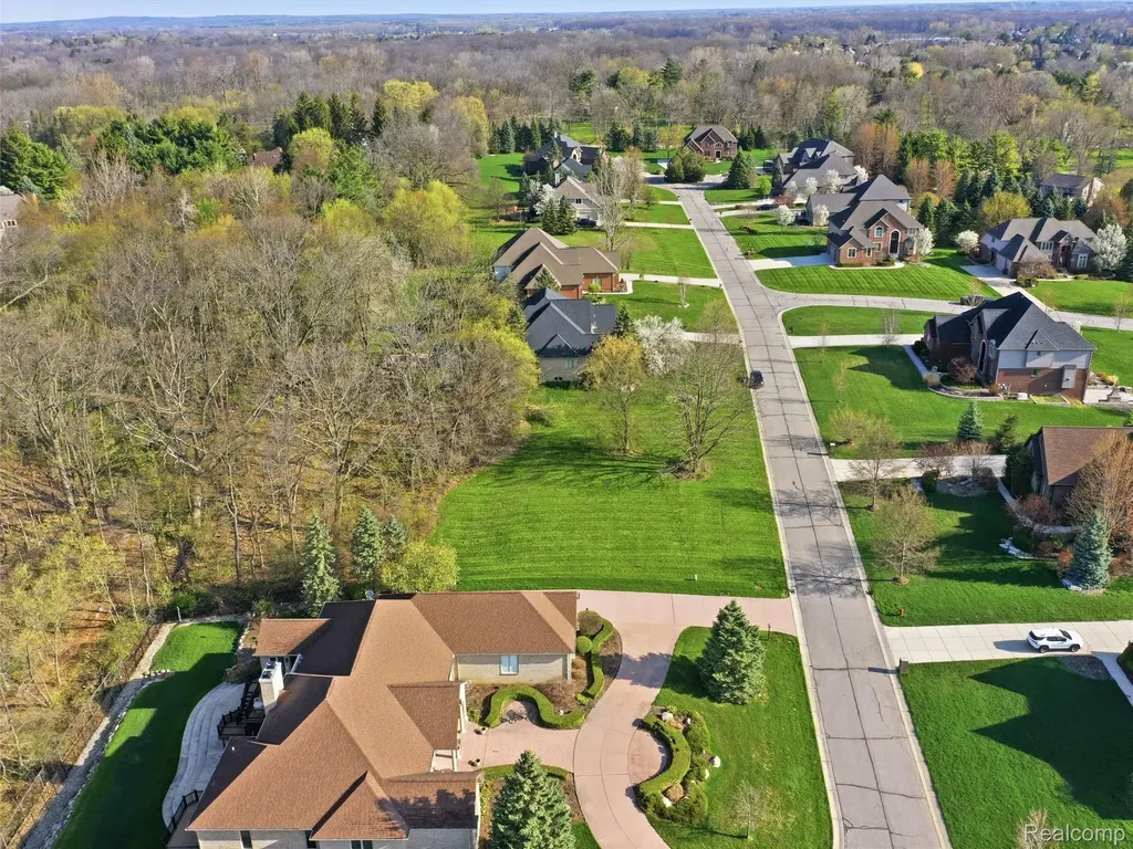 4710 Woodland Hills Drive Oakland Charter Township MI 48306