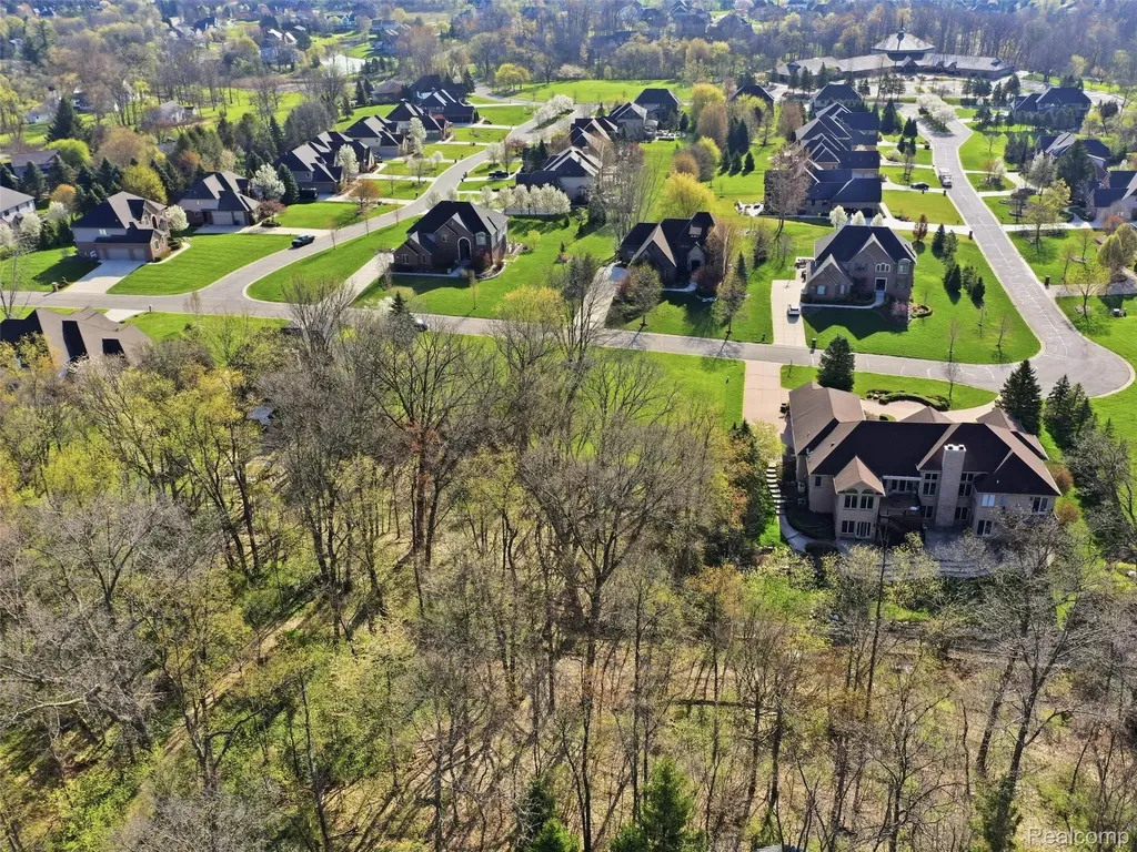 4710 Woodland Hills Drive Oakland Charter Township MI 48306