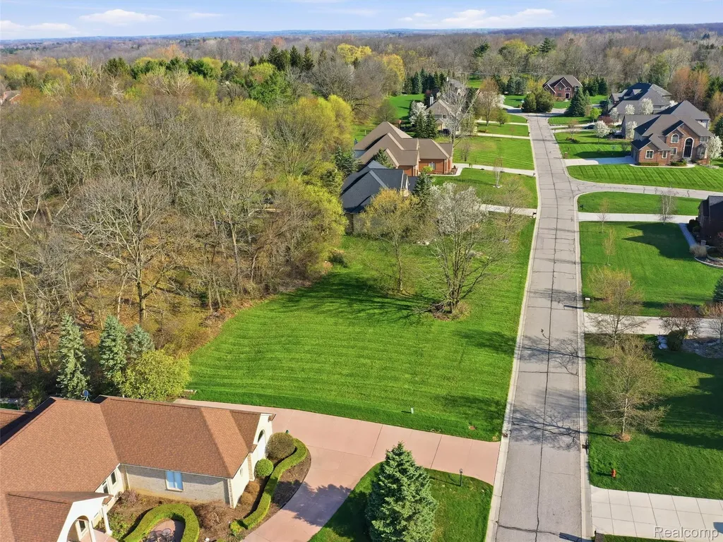 4710 Woodland Hills Drive Oakland Charter Township MI 48306