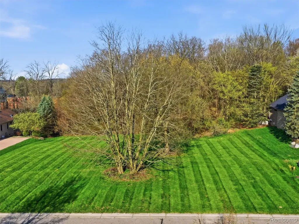 4710 Woodland Hills Drive Oakland Charter Township MI 48306