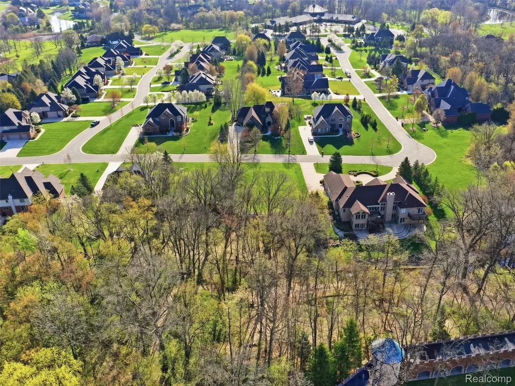 4710 Woodland Hills Drive Oakland Charter Township MI 48306