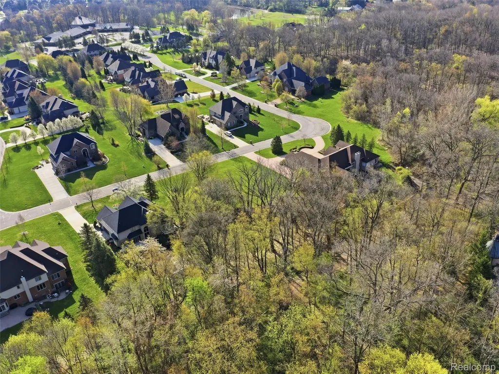 4710 Woodland Hills Drive Oakland Charter Township MI 48306