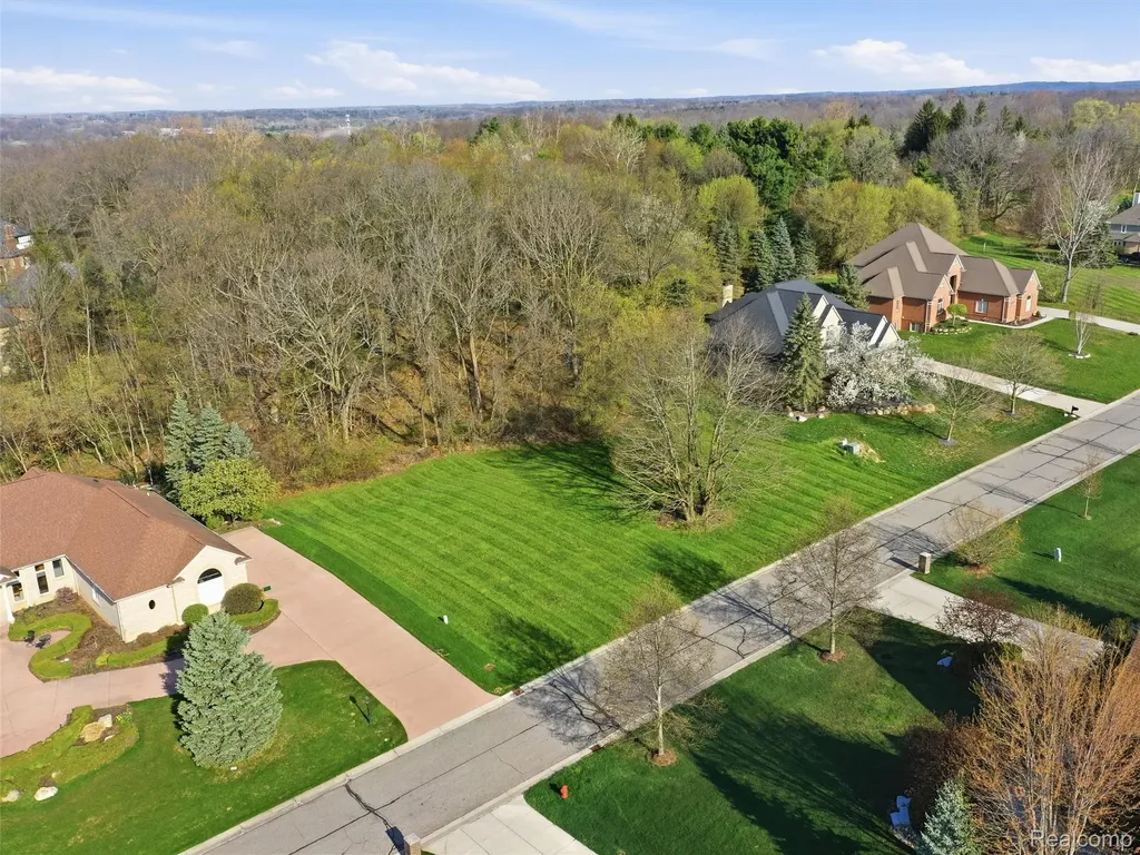 4710 Woodland Hills Drive Oakland Charter Township MI 48306