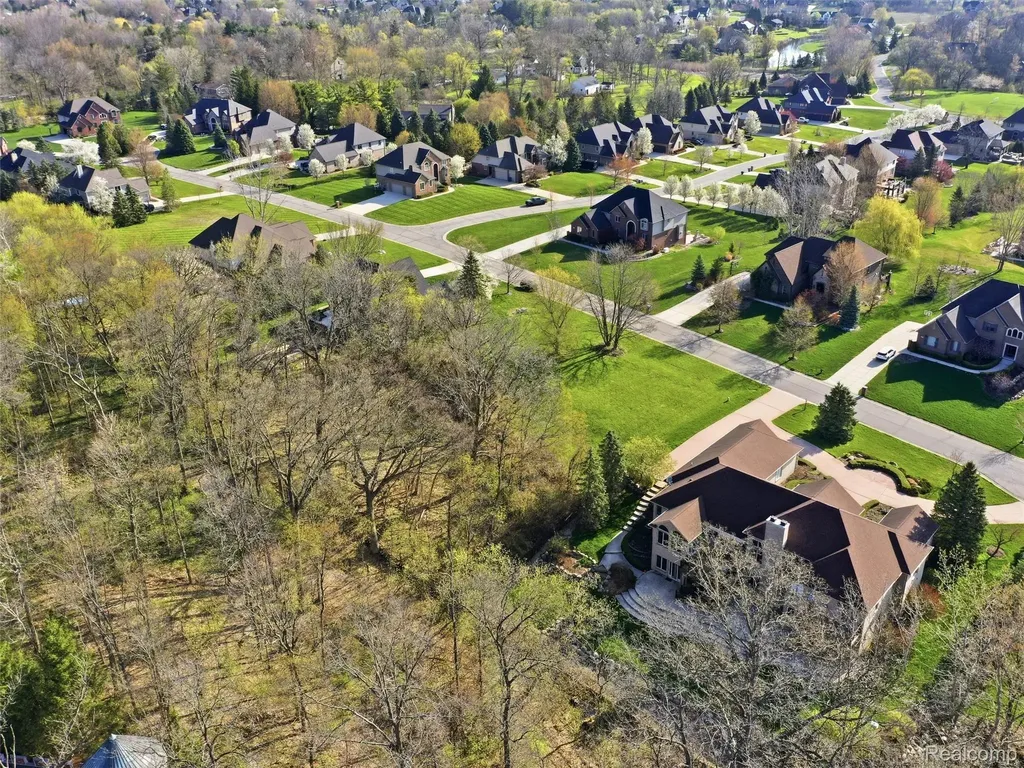 4710 Woodland Hills Drive Oakland Charter Township MI 48306