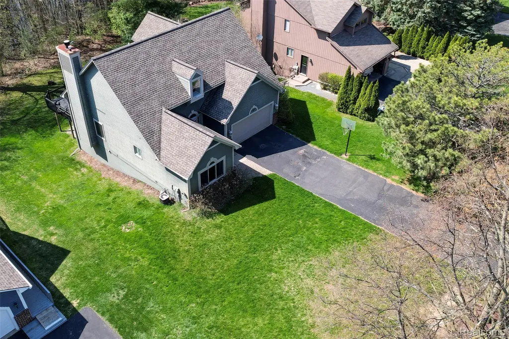 461 Alexander Drive Commerce Charter Township MI 48390