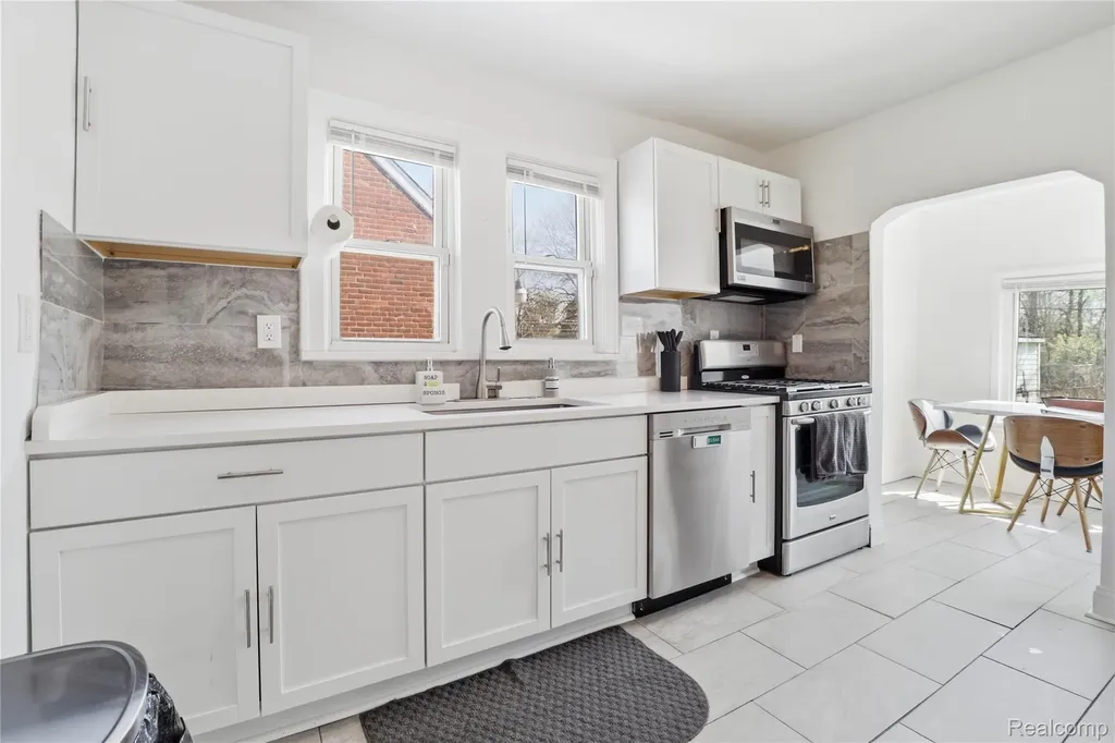 21412 Reimanville Avenue Royal Oak Charter Township MI 48220