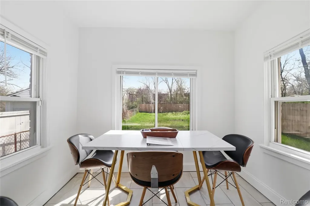 21412 Reimanville Avenue Royal Oak Charter Township MI 48220