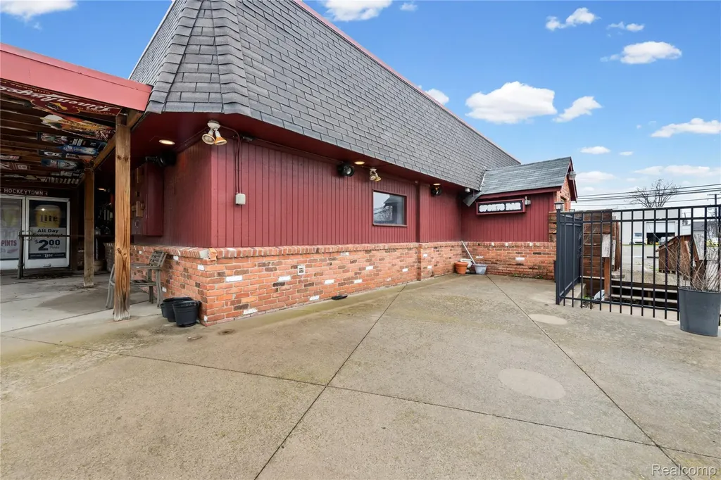 1090 Rochester Road Troy City MI 48083