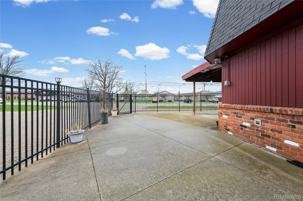 1090 Rochester Road Troy City MI 48083