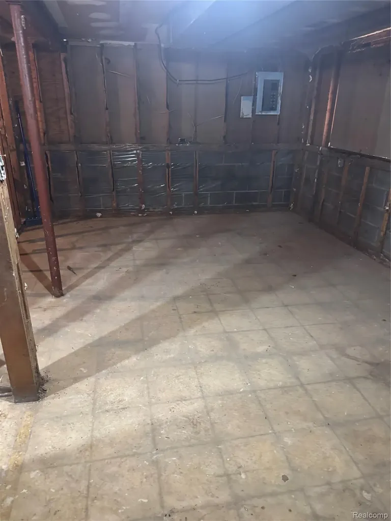 21005 Reimanville Avenue Royal Oak Charter Township MI 48220