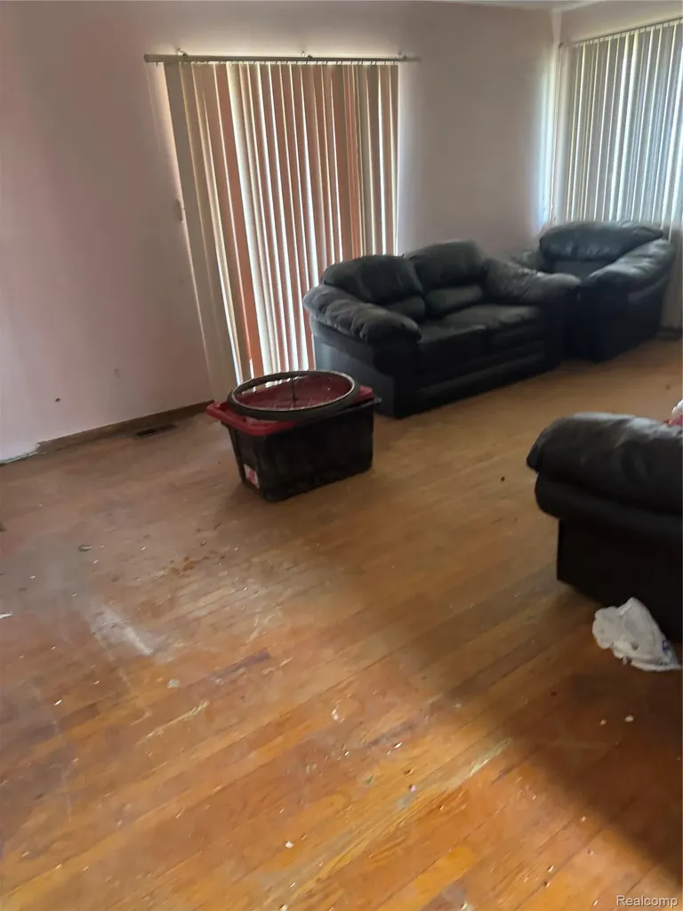 21005 Reimanville Avenue Royal Oak Charter Township MI 48220