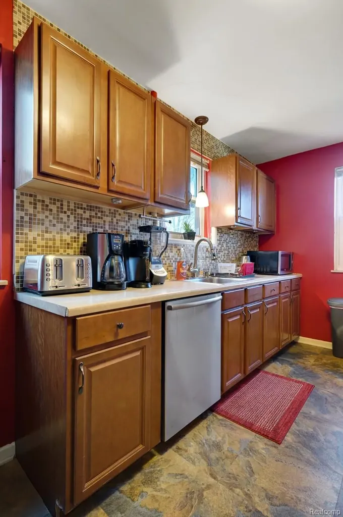 839 E Bennett Avenue E Ferndale City MI 48220
