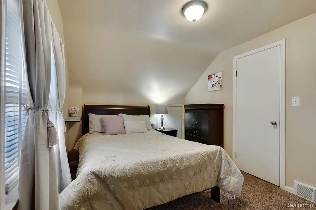 839 E Bennett Avenue E Ferndale City MI 48220