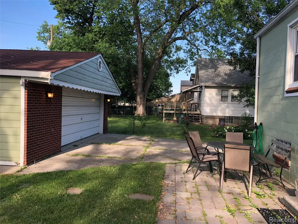 839 E Bennett Avenue E Ferndale City MI 48220
