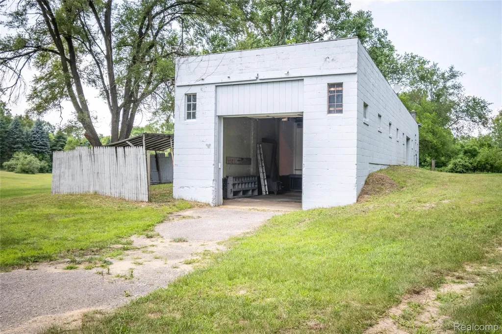 2218 Wixom Road Commerce Charter Township MI 48382