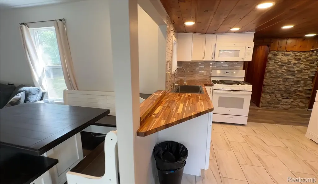 5089 Cottage Dr SE Drive SE Orange Township MI 49646