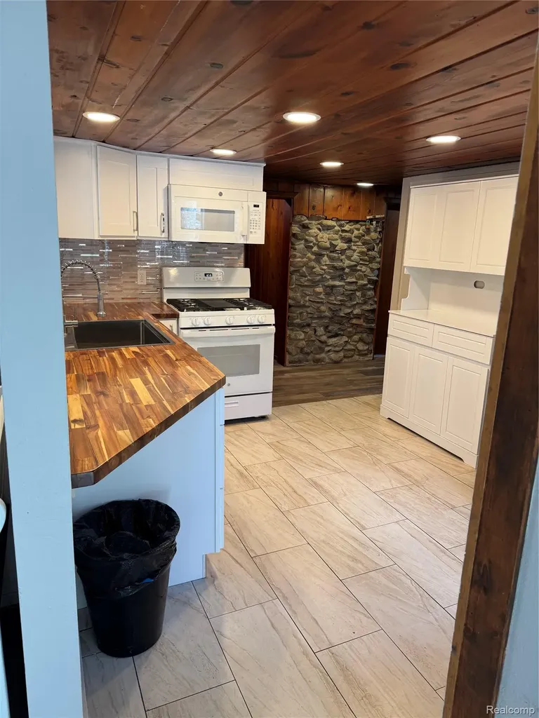 5089 Cottage Dr SE Drive SE Orange Township MI 49646