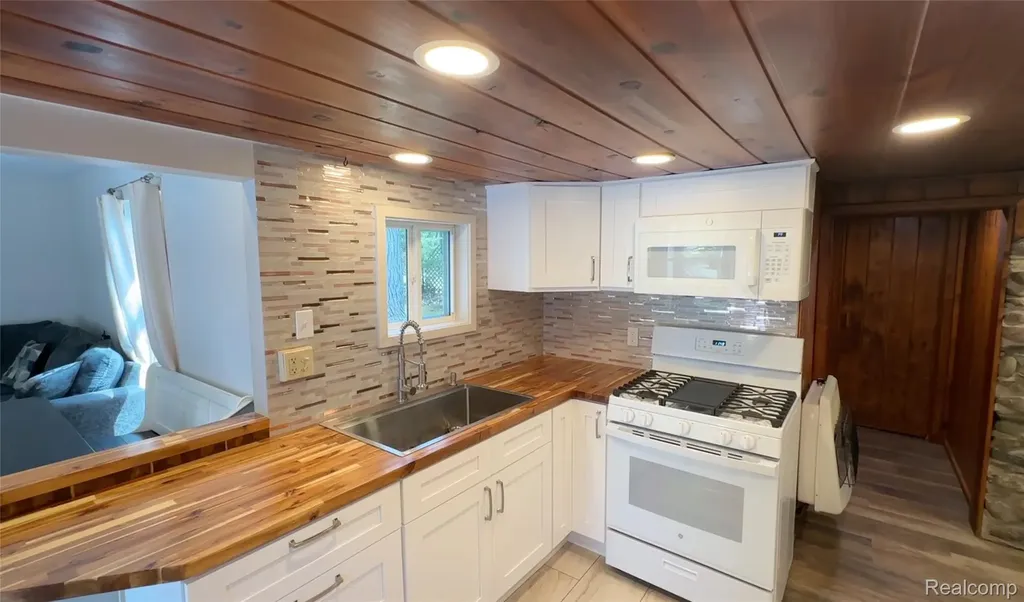 5089 Cottage Dr SE Drive SE Orange Township MI 49646