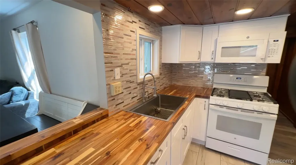 5089 Cottage Dr SE Drive SE Orange Township MI 49646