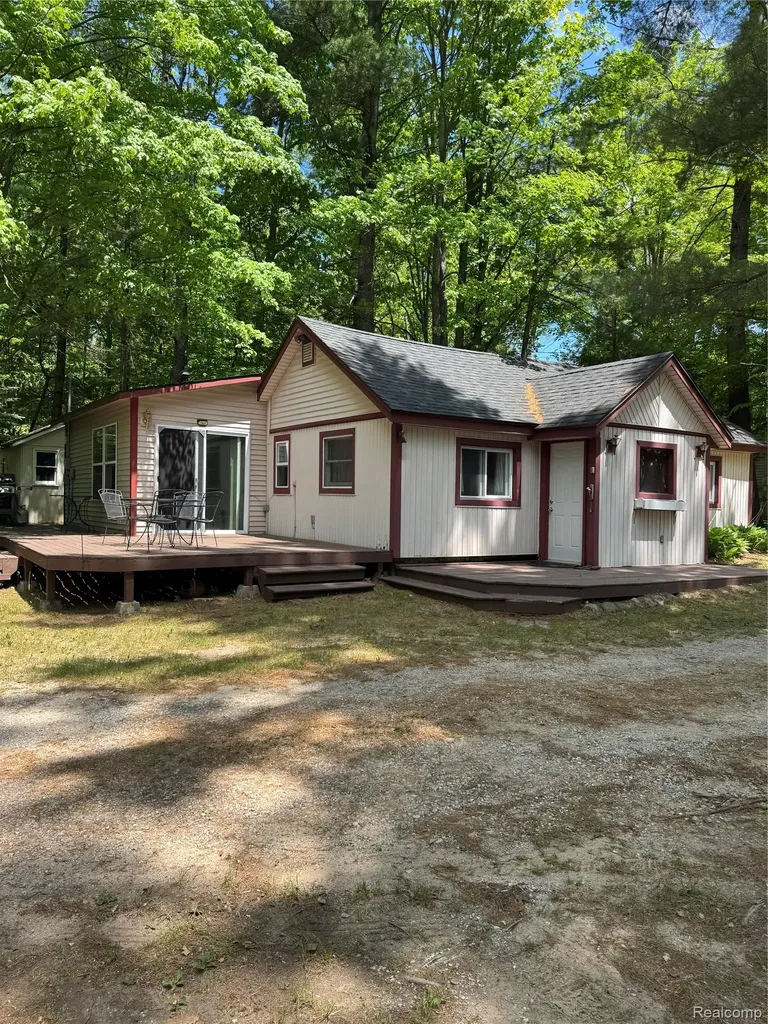 5089 Cottage Dr SE Drive SE Orange Township MI 49646