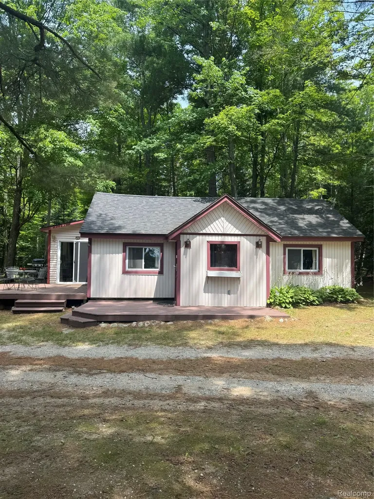 5089 Cottage Dr SE Drive SE Orange Township MI 49646