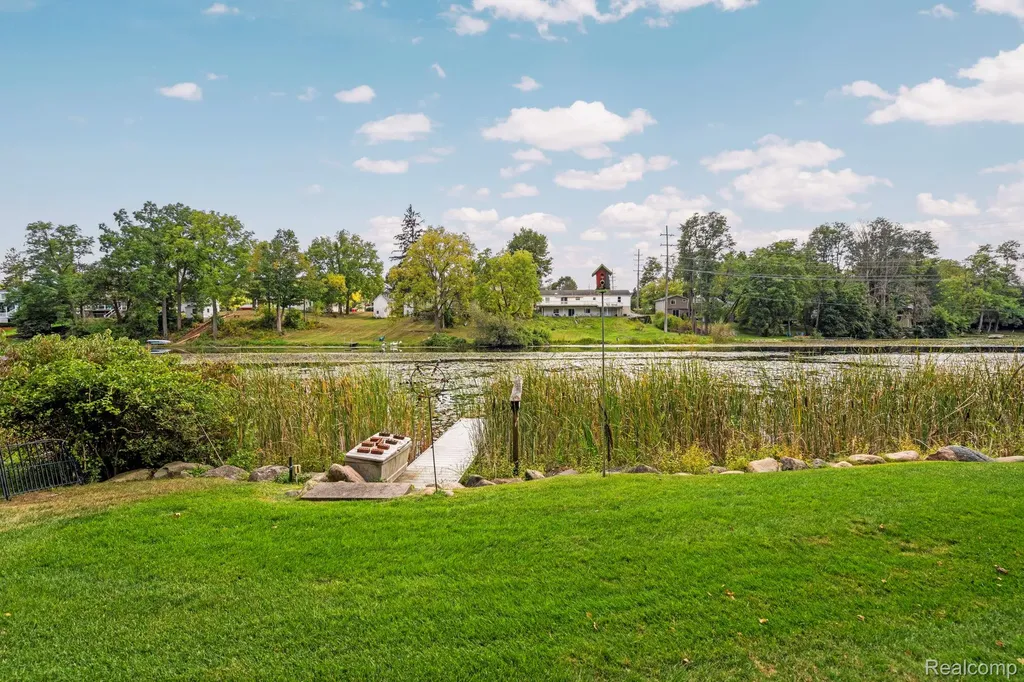 433 John R Milford Village MI 48381