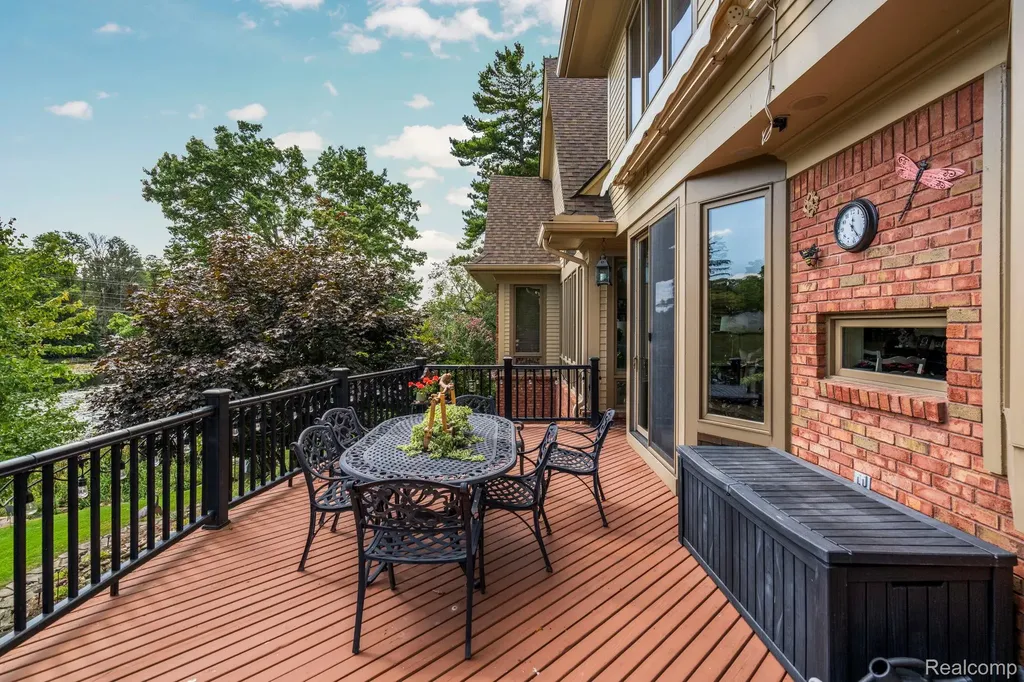 433 John R Milford Village MI 48381