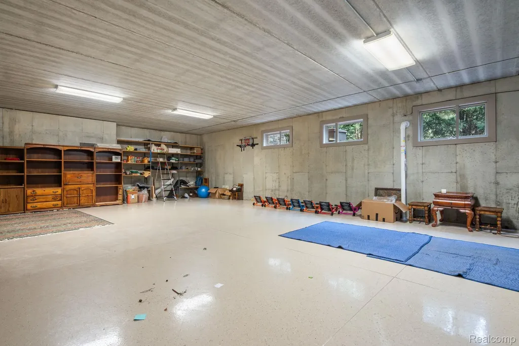 433 John R Milford Village MI 48381