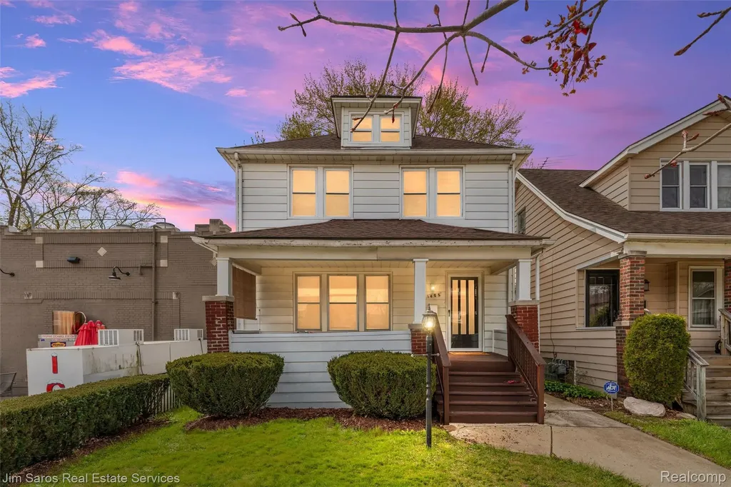 1405 Lakepointe Street Grosse Pointe Park City MI 48230