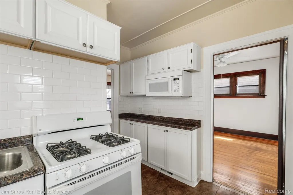 1405 Lakepointe Street Grosse Pointe Park City MI 48230