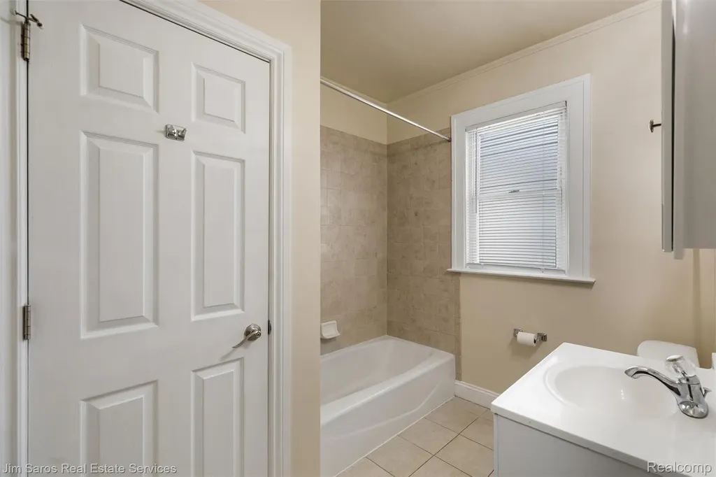 1405 Lakepointe Street Grosse Pointe Park City MI 48230