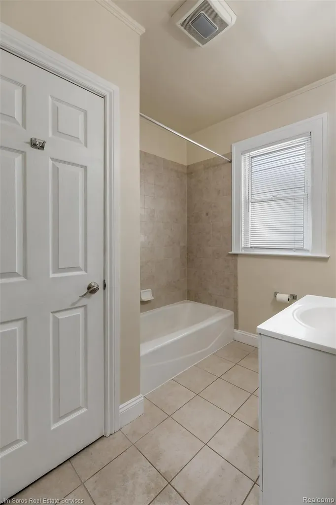 1405 Lakepointe Street Grosse Pointe Park City MI 48230