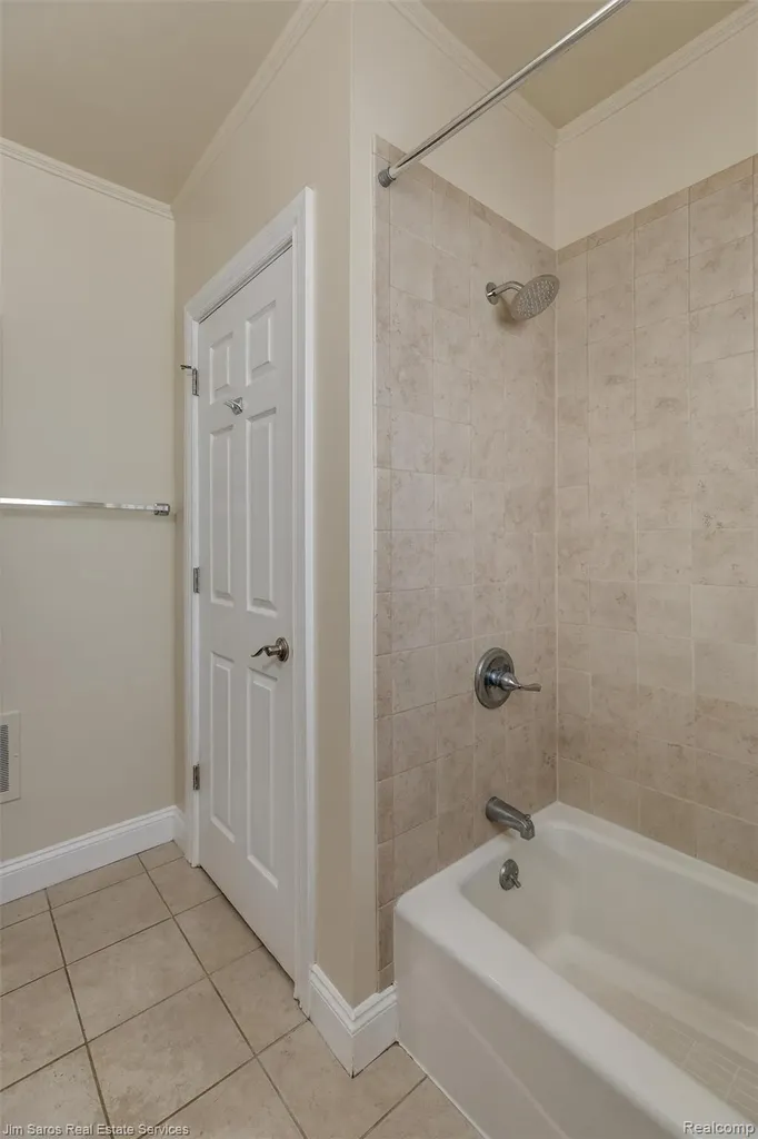1405 Lakepointe Street Grosse Pointe Park City MI 48230