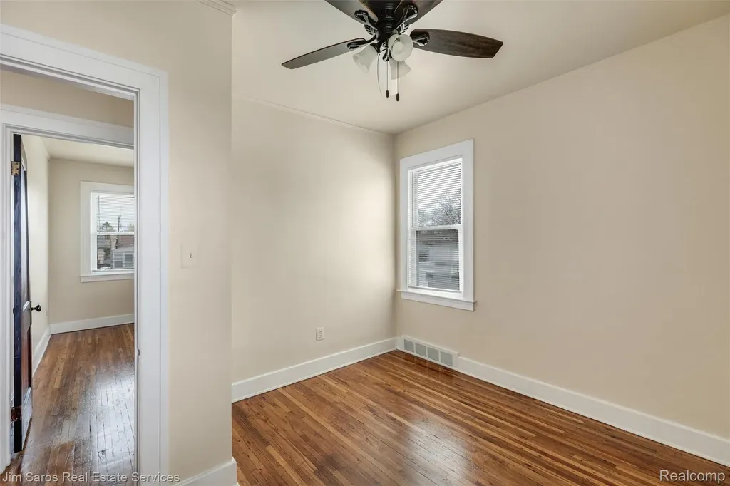 1405 Lakepointe Street Grosse Pointe Park City MI 48230