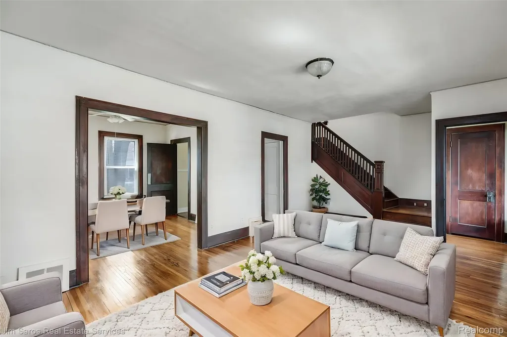 1405 Lakepointe Street Grosse Pointe Park City MI 48230