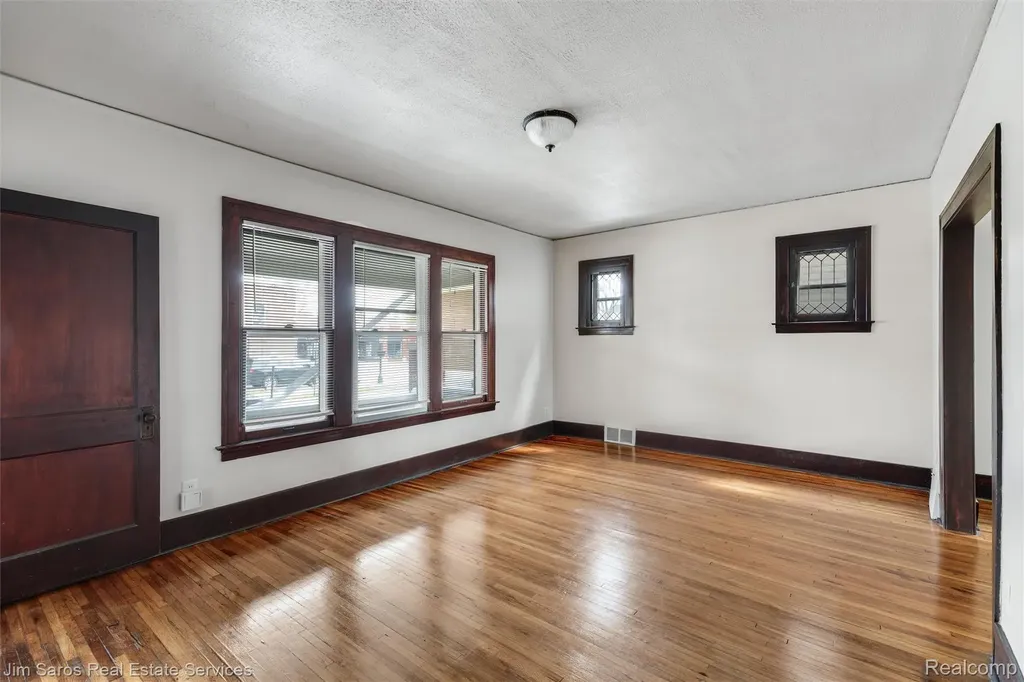 1405 Lakepointe Street Grosse Pointe Park City MI 48230