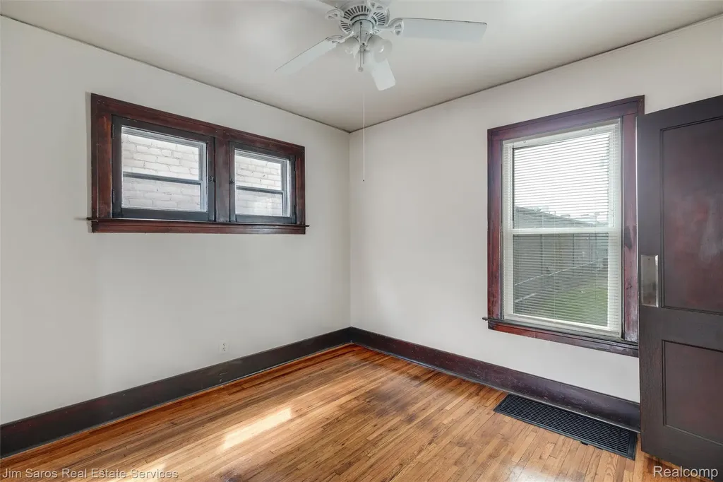 1405 Lakepointe Street Grosse Pointe Park City MI 48230