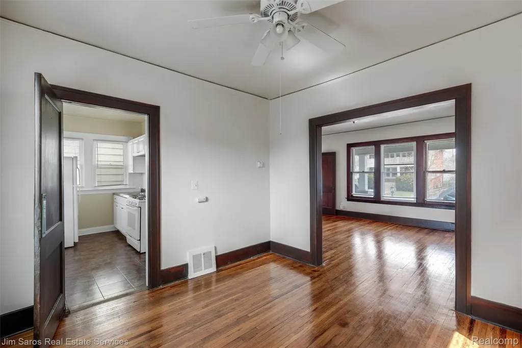 1405 Lakepointe Street Grosse Pointe Park City MI 48230