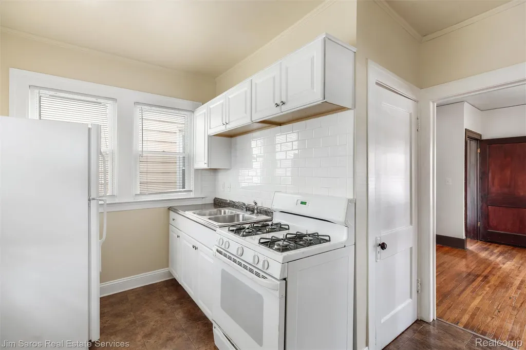 1405 Lakepointe Street Grosse Pointe Park City MI 48230