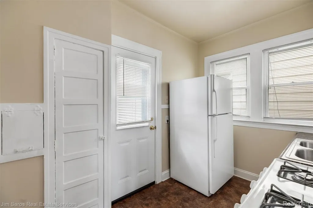1405 Lakepointe Street Grosse Pointe Park City MI 48230