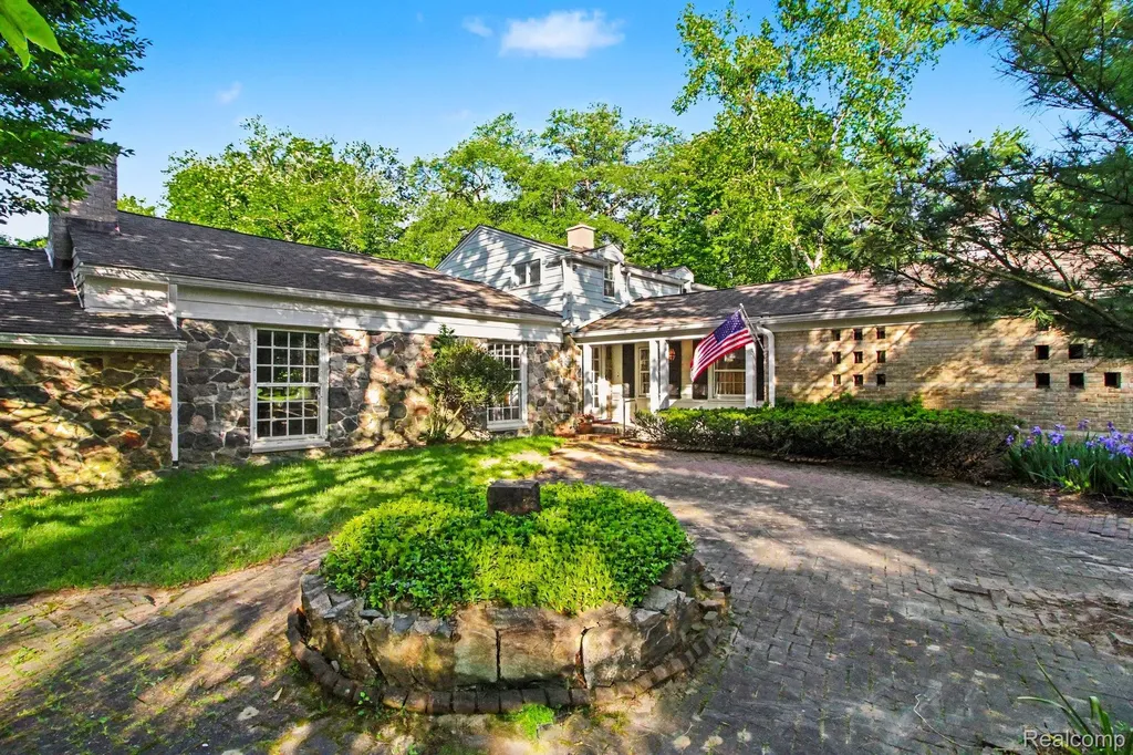 26580 Wellington Road Franklin Village MI 48025