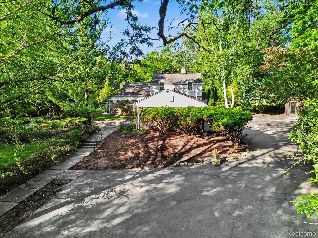 26580 Wellington Road Franklin Village MI 48025