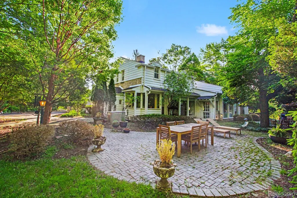26580 Wellington Road Franklin Village MI 48025