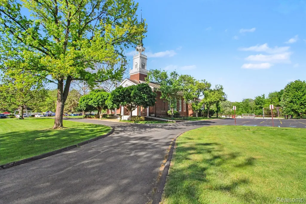 26580 Wellington Road Franklin Village MI 48025