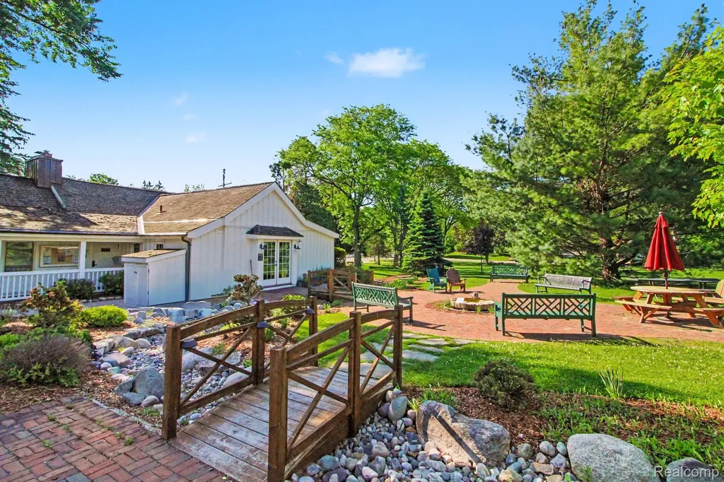 26580 Wellington Road Franklin Village MI 48025