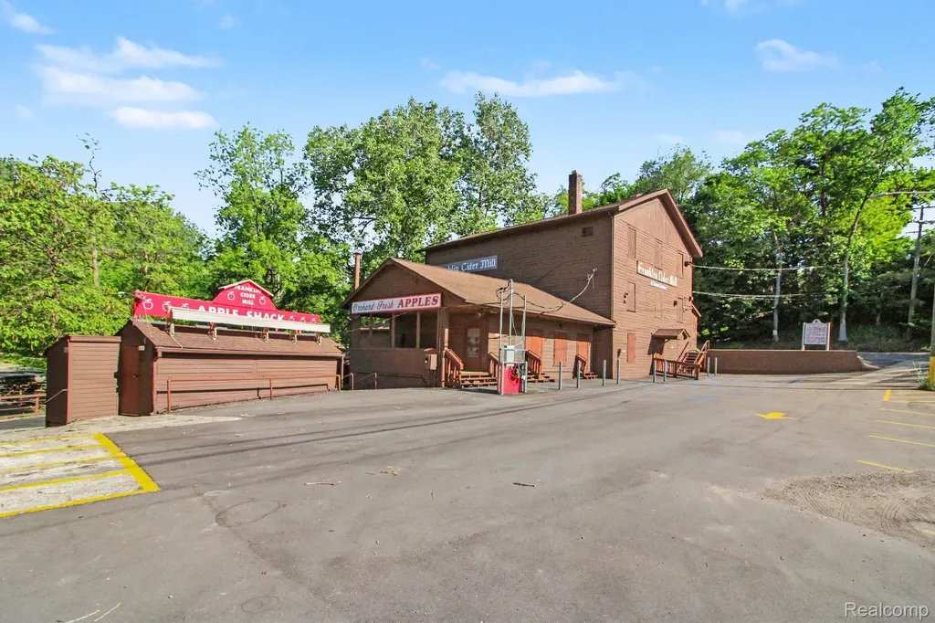 26580 Wellington Road Franklin Village MI 48025