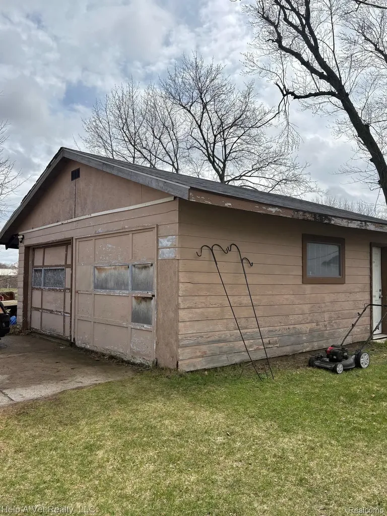 606 Bond Street Cadillac City MI 49601