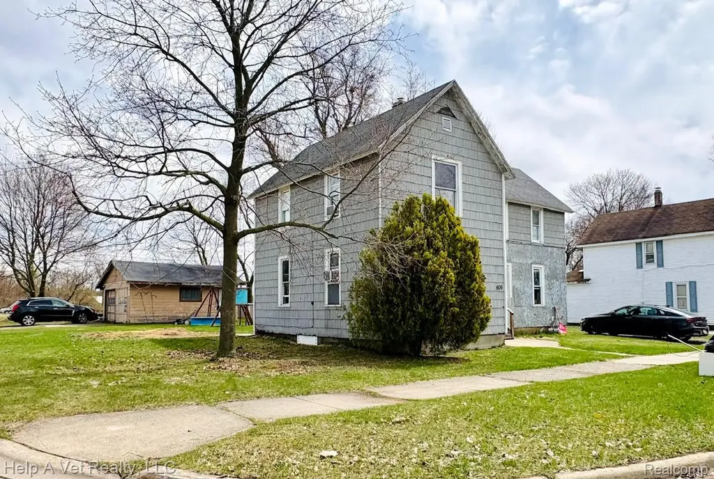 606 Bond Street Cadillac City MI 49601