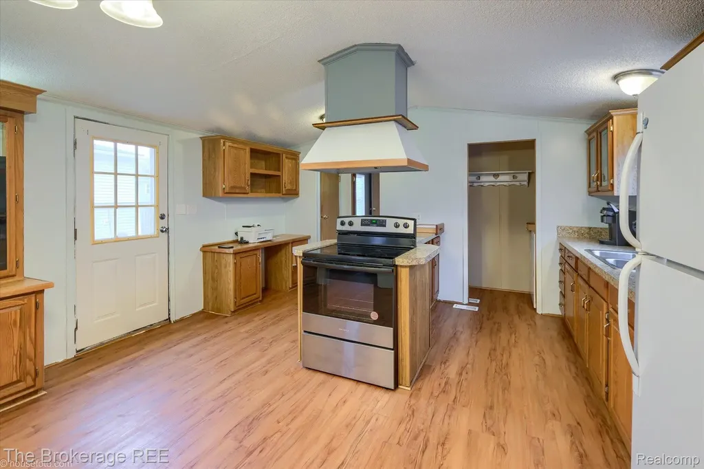 17101 Kropf Avenue Springfield Charter Township MI 48350